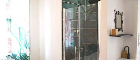 Douche, séchoir à cheveux, serviettes fournies, savon