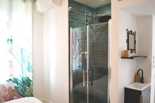 Dusche, Haartrockner, Handtücher, Seife