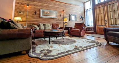 Truly the GOAT! Hot tub, Pet friendly, Walk to bar/restaurant, Quiet, Unique