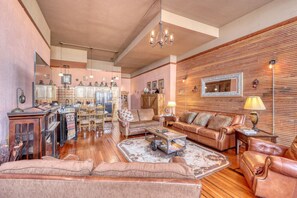 Smart TV, fireplace, books - Truly the GOAT! Hot tub, Pet friendly, Walk to bar/restaurant, Quiet, Unique (Whitewood)