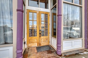 Exterior detail - Truly the GOAT! Hot tub, Pet friendly, Walk to bar/restaurant, Quiet, Unique (Whitewood)