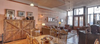 Truly the GOAT! Hot tub, Pet friendly, Walk to bar/restaurant, Quiet, Unique