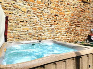 Outdoor spa tub - Truly the GOAT! Hot tub, Pet friendly, Walk to bar/restaurant, Quiet, Unique (Whitewood)