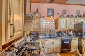 Fridge, microwave, oven, stovetop - Truly the GOAT! Hot tub, Pet friendly, Walk to bar/restaurant, Quiet, Unique (Whitewood)