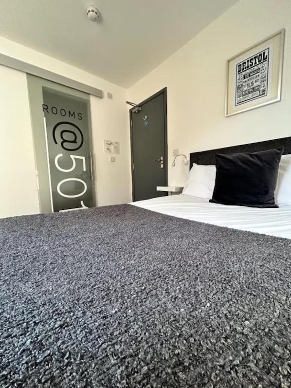 Desk, laptop workspace, iron/ironing board, free WiFi - Rooms Kingswood (Bristol)