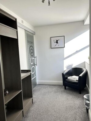 Desk, laptop workspace, iron/ironing board, free WiFi - Rooms Kingswood (Bristol)