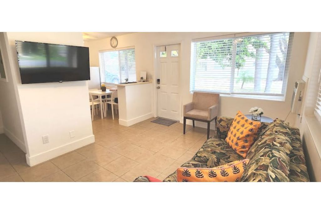 Oasis at Hollywood lll,sleeps 3 (apt 3)