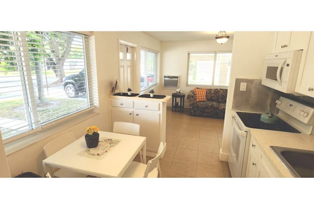 Oasis at Hollywood lll,sleeps 3 (apt 3)