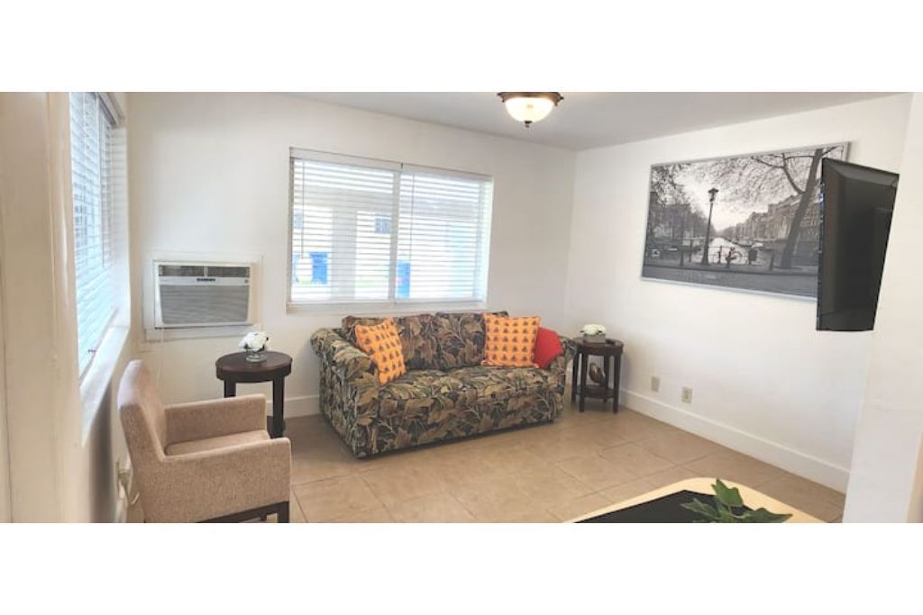 Oasis at Hollywood lll,sleeps 3 (apt 3)
