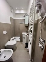 标准双人房, 1 张双人床 | 浴室 | 淋浴设施、吹风机、拖鞋、坐浴桶