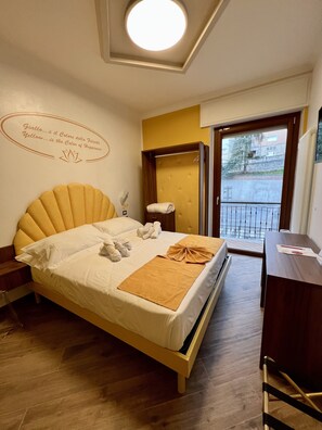 Une chambre d’hôtel avec un lit, une table de chevet, une armoire et une vue sur l’extérieur.