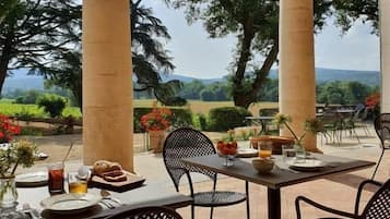 Tempat makan outdoor