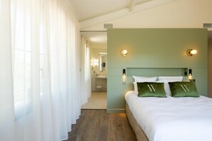 Signature Double Room | Minibar, in-room safe, soundproofing, iron/ironing board - Hôtel Villa Walbaum (Vallon-Pont-d'Arc)