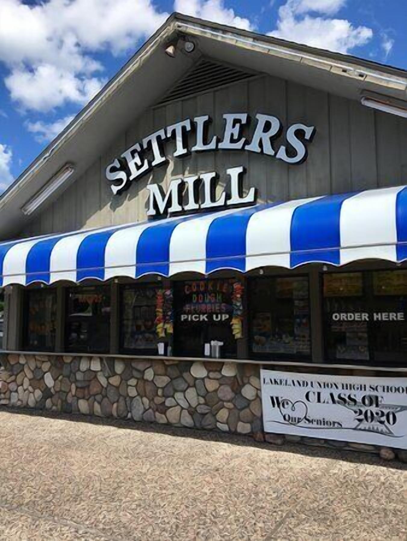 Un bâtiment sur lequel on peut lire l’inscription « Settlers Mill » et qui arbore une banderole pour la « promotion 2020 de l’école secondaire Lakefield Union ».