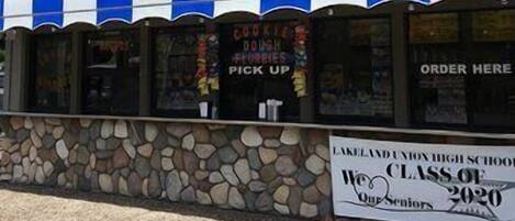 Un bâtiment sur lequel on peut lire l’inscription « Settlers Mill » et qui arbore une banderole pour la « promotion 2020 de l’école secondaire Lakefield Union ».