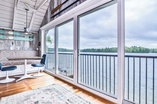 Newly Remodeled cabin with amazing views on the Minocqua Chain of Lakes. Perfect