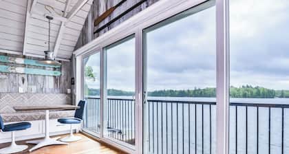 Newly Remodeled cabin with amazing views on the Minocqua Chain of Lakes. Perfect