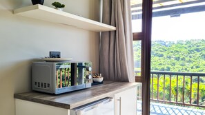 Premium bedding, down duvets, individually decorated - Vincent Valley Lodge (East London)