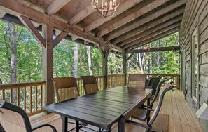 Outdoor dining - Charming Highlands Cottage | Hot Tub | Fireplace | (Highlands)