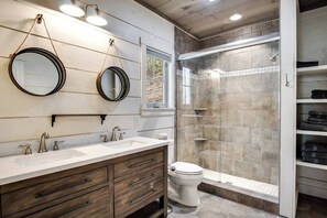 Bathroom - Charming Highlands Cottage | Hot Tub | Fireplace | (Highlands)
