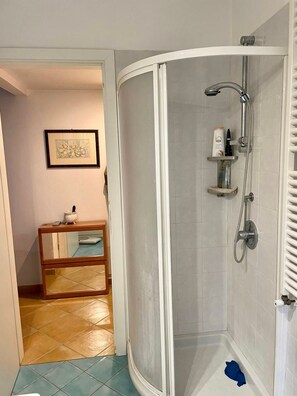 Dusche, Haartrockner, Bidet, Handtücher
