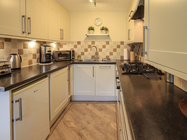 Cottage | Private kitchen | Fridge, dishwasher, electric kettle, toaster - Jenny's (Ambleside)
