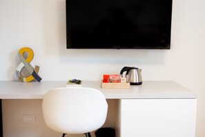 Dundyner, senger med overmadrass, minibar og safe på rommet