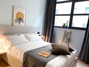 羽绒被、加厚床垫、迷你吧、客房内保险箱