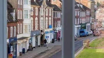Straatbeeld met gebouwen, een weg en een bord.