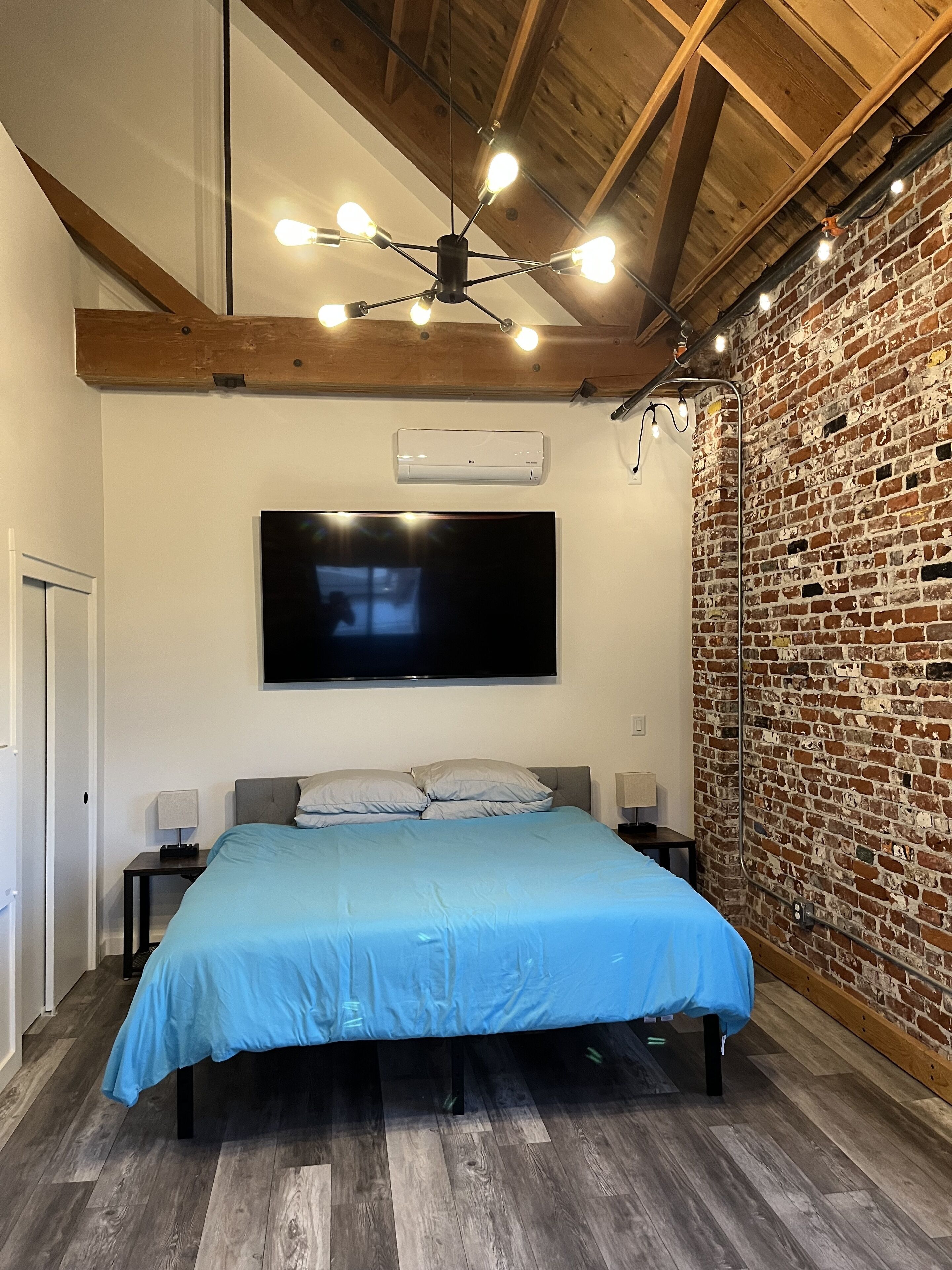 Amazing Industrial Studio Loft Apartment in Downtown Redmond