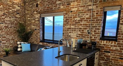 Amazing Industrial Studio Loft Apartment in Downtown Redmond