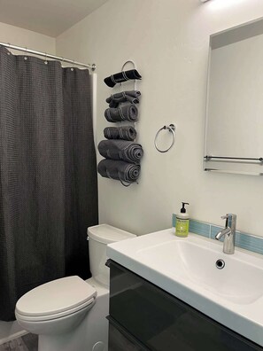 Dusj, h årføner, håndklær og såpe