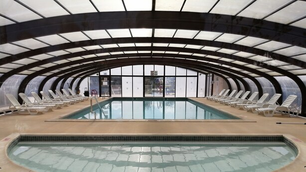 Indoor pool, outdoor pool - FAMILY MOBILHOME 6/8 pers COMFORTABLE AND AIR CONDITIONED (Veuzain-sur-Loire)