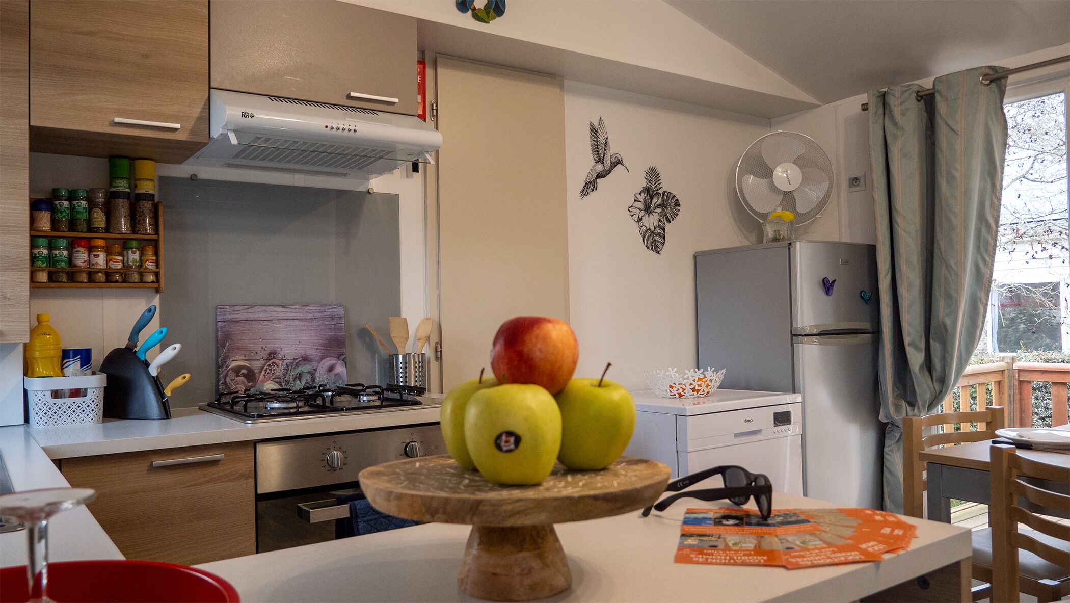 Een koffiezetapparaat/waterkoker, een koelkast, een magnetron, een oven