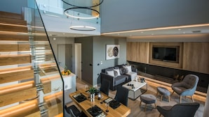 Un intérieur moderne comprenant un coin repas, un canapé et un téléviseur.