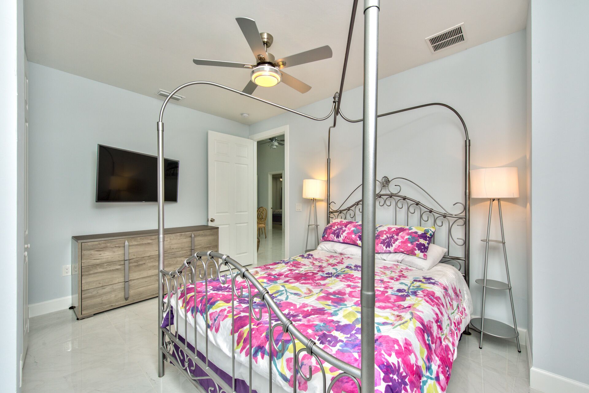 3 bedrooms, iron/ironing board, WiFi (free), bed sheets