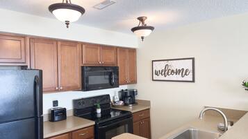 Coffee/tea maker, fridge, microwave, oven