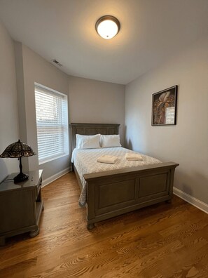 3 bedrooms, WiFi, bed sheets - Wrigleyville Inn - Unit 3 (Chicago)