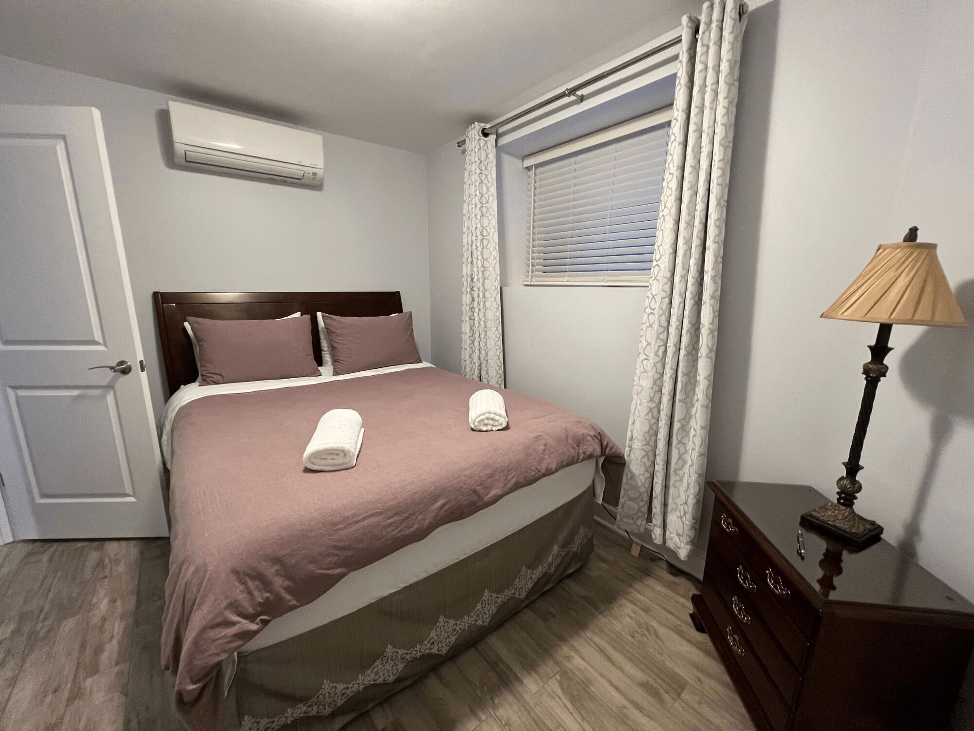 2 bedrooms, internet, bed sheets