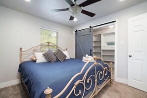 3 bedrooms, iron/ironing board, WiFi, bed sheets - Downtown Home with Private Patio & Game Room, close to Riverwalk (San Antonio)