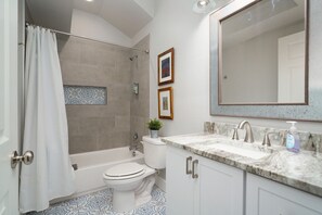 Shower, hair dryer, towels, soap - Downtown Home with Private Patio & Game Room, close to Riverwalk (San Antonio)