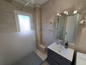 Dusche, Haartrockner, HandtĂŒcher