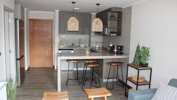 MPHB305 Departamento en Puerto Varas | Eget kjøkken | Kjøleskap, mikrobølgeovn, ovn og kokeplater