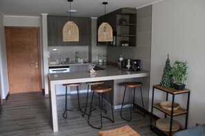 MPHB305 Departamento en Puerto Varas | Cucina privata | Frigorifero con congelatore, microonde, forno, piano cottura