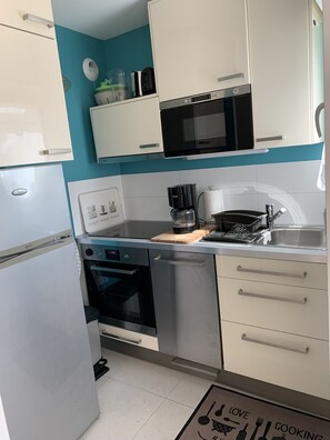 Fridge, microwave, oven, stovetop - Nice T2 on small garden, sea view (Carnac)