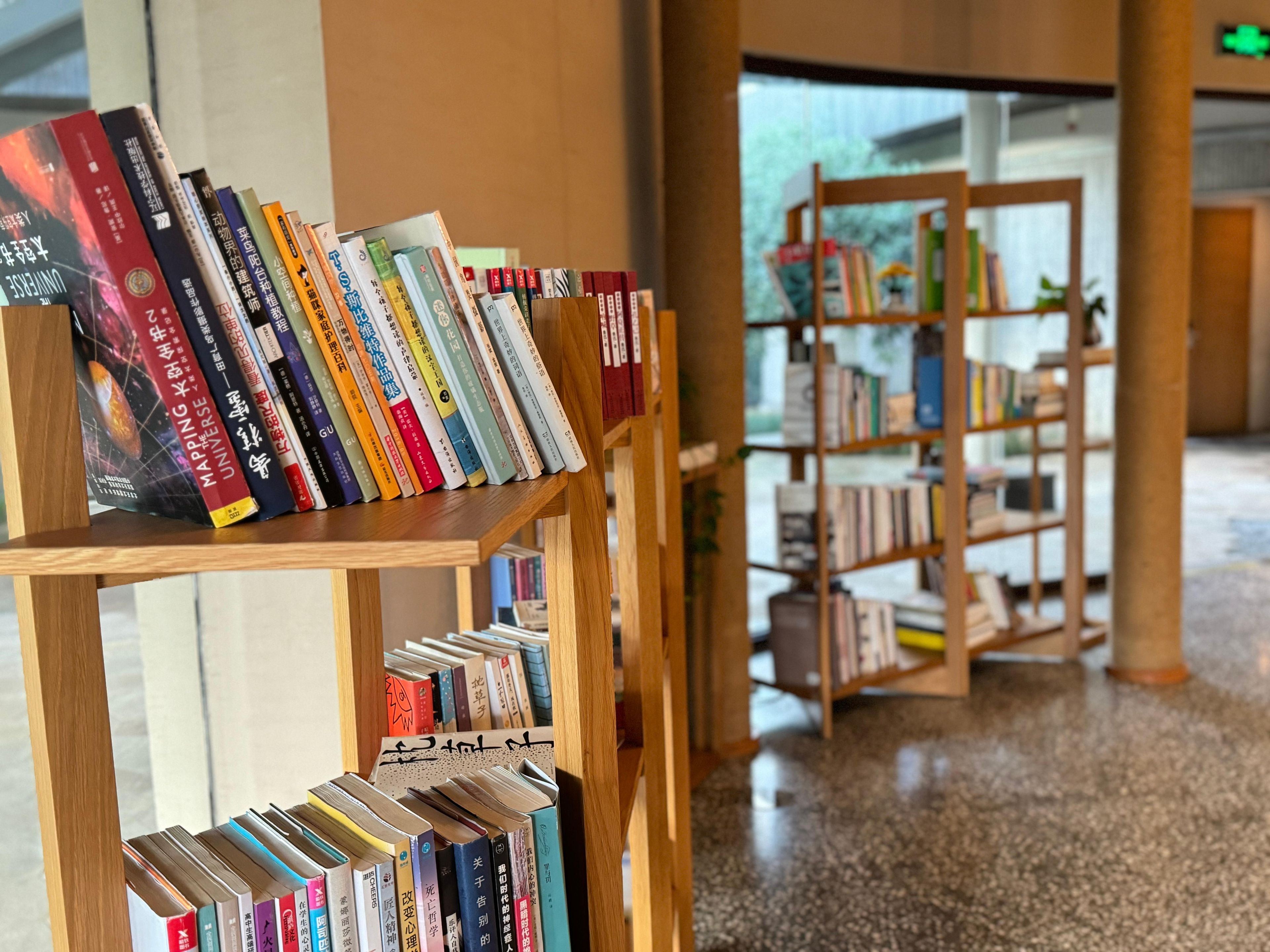 Et bibliotek med reoler fyldt med bøger.