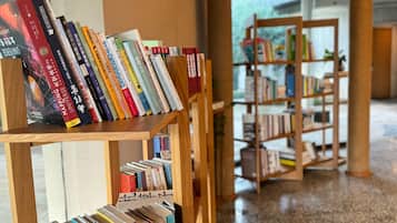 Et bibliotek med reoler fyldt med bøger.