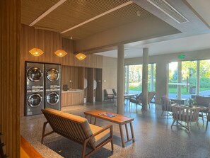 Eine Hotlellobby mit Sitzgelegenheiten, einem Empfangsbereich und Blick ins Freie.