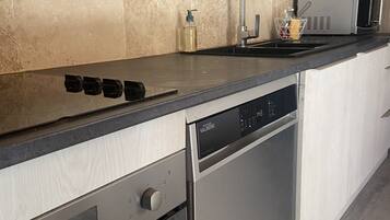 Réfrigérateur, micro-ondes, four, plaque de cuisson