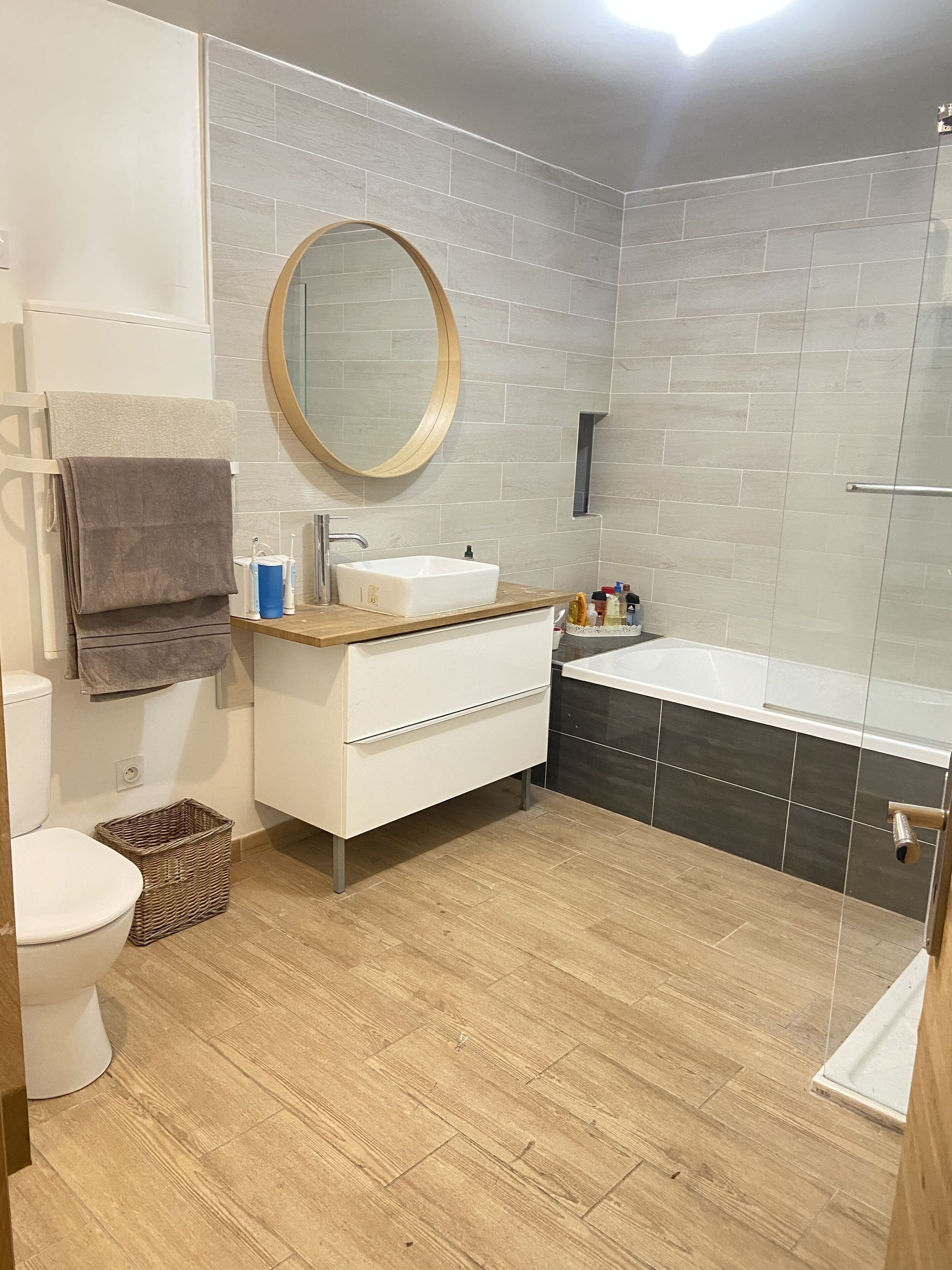 Amenidades de baño gratuitas, secadora de cabello, toallas 
